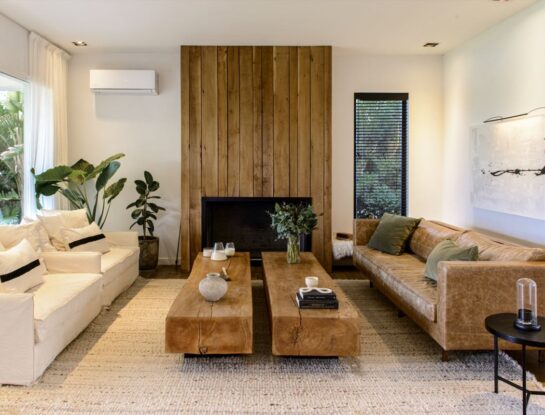 Video deco: una casa revela la combinación perfecta del blanco, negro y madera