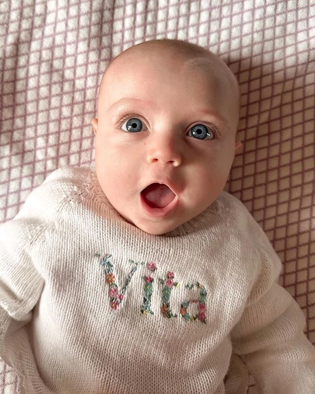 Vita, la hija de Cande Ruggeri, con abrigo personalizado