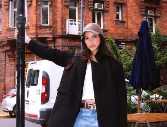 Zaira Nara armó un look street style con falda de jean, la prenda más trendy de este 2023