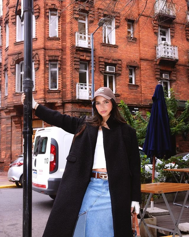 Zaira Nara mostró su look fashionista con falda de jean