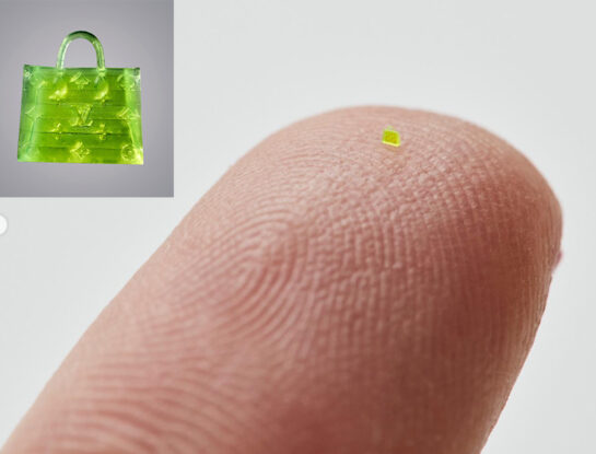 Polémico: Louis Vuitton creó una cartera microscópica, más pequeña que un grano de sal