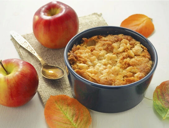 La receta del crumble tibio de manzana, el postre más rico y saludable