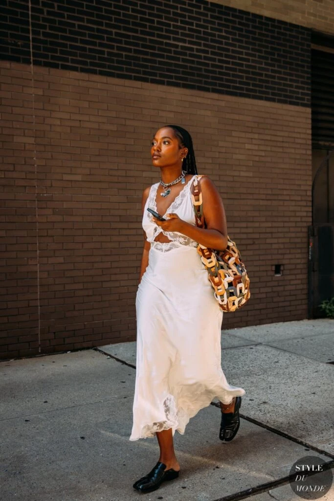 Los looks con prendas lenceras más estilosos del street style