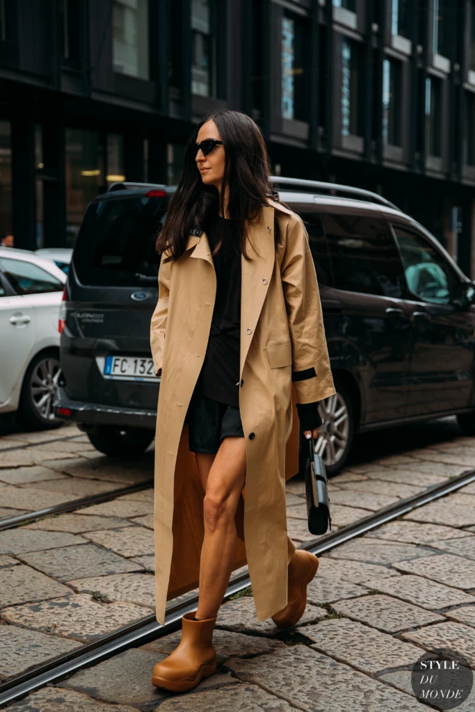 Botas de lluvia, pilotos y sombreros. Luego de más de dos semanas sin agua en Buenos Aires, la lluvia volvió para quedarse por algunos días y no queda otra que empezar a sacar estos ítems del placard. Porque sin resignar el estilo podemos estar bien vestidas aún cuando el clima no acompaña. Sobre todo hoy en día, cuando la mayoría de las firmas tuvo esto en cuenta y creó sus propias versiones de pilotos y botas de lluvia. Hunter es la experta en el tema, pero tanto como o tienen botas de lluvia que son objeto de deseo para todas las fashionistas. A continuación te dejamos algunas ideas de looks aptos para días de lluvia.
