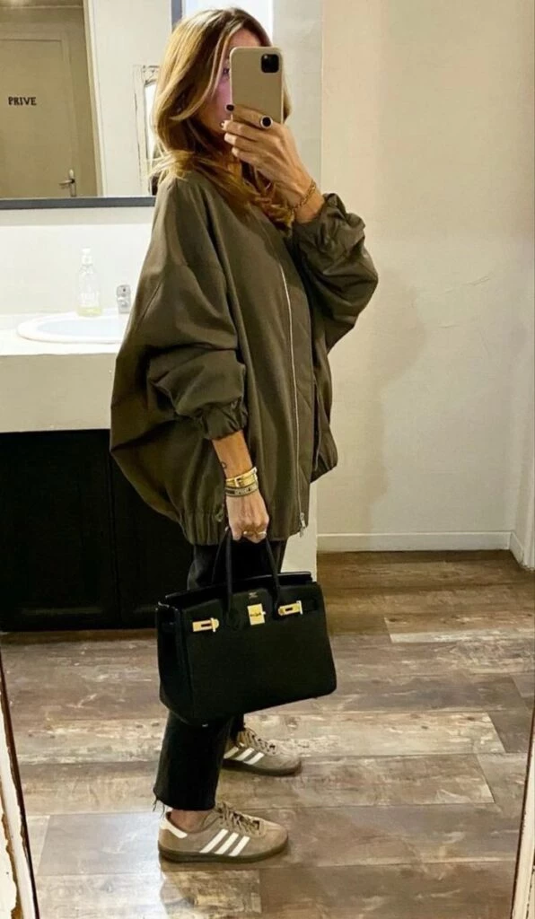 Botas de lluvia, pilotos y sombreros. Luego de más de dos semanas sin agua en Buenos Aires, la lluvia volvió para quedarse por algunos días y no queda otra que empezar a sacar estos ítems del placard. Porque sin resignar el estilo podemos estar bien vestidas aún cuando el clima no acompaña. Sobre todo hoy en día, cuando la mayoría de las firmas tuvo esto en cuenta y creó sus propias versiones de pilotos y botas de lluvia. Hunter es la experta en el tema, pero tanto como o tienen botas de lluvia que son objeto de deseo para todas las fashionistas. A continuación te dejamos algunas ideas de looks aptos para días de lluvia.