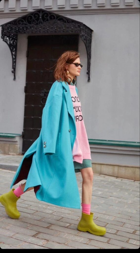 Botas de lluvia, pilotos y sombreros. Luego de más de dos semanas sin agua en Buenos Aires, la lluvia volvió para quedarse por algunos días y no queda otra que empezar a sacar estos ítems del placard. Porque sin resignar el estilo podemos estar bien vestidas aún cuando el clima no acompaña. Sobre todo hoy en día, cuando la mayoría de las firmas tuvo esto en cuenta y creó sus propias versiones de pilotos y botas de lluvia. Hunter es la experta en el tema, pero tanto como o tienen botas de lluvia que son objeto de deseo para todas las fashionistas. A continuación te dejamos algunas ideas de looks aptos para días de lluvia.