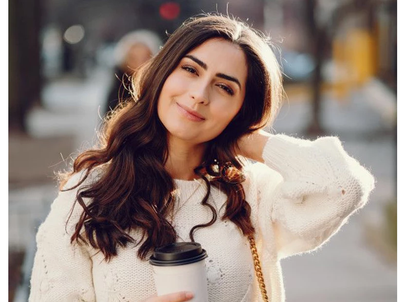 mujer joven sin ojeras