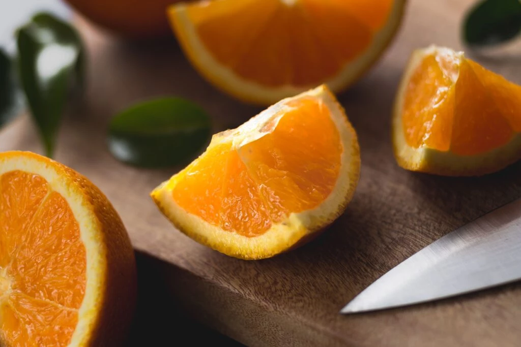 naranjas cortadas en una mesada