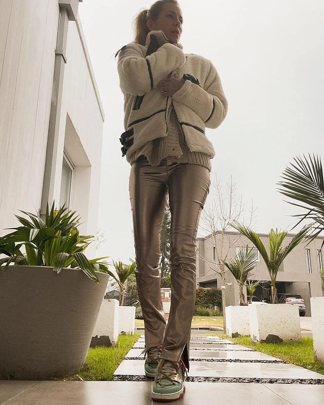 nicole neumann looks metalizados