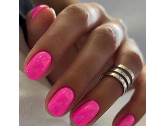 Qué es y cómo se hace el 'nail dipping', la manicura semipermanente que promete convertirse en furor