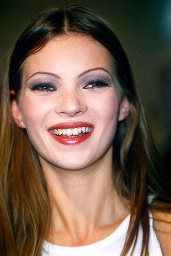 vuelven las cejas finitas de los 90