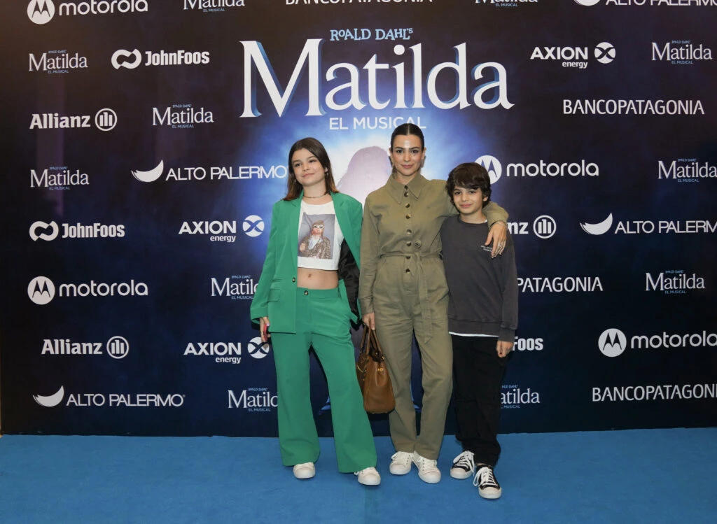 Agustina Cherri con sus  hijos