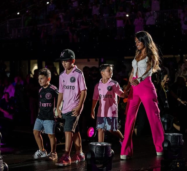 Antonela Roccuzzo y sus hijos en la presentación de Messi en Miami