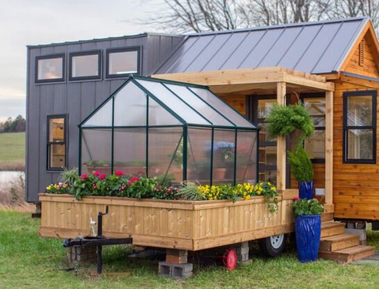 Así es la mini casa prefabricada y transportable que tiene hasta un invernadero