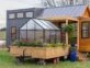 Así es la mini casa prefabricada y transportable que tiene hasta un invernadero