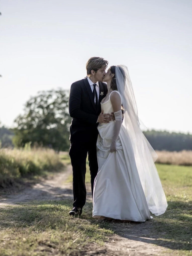 Así fue el casamiento de Barbara Palvin y Dylan Sprouse. Foto: Instagram.
