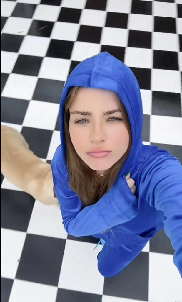 Azul Francia, el color más trendy que eligió la China Suárez. Foto: TikTok. 