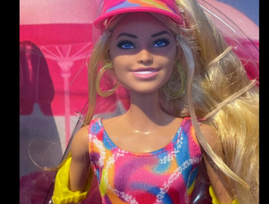 La fiebre rosa continúa: la película de Barbie eleva el negocio multimillonario