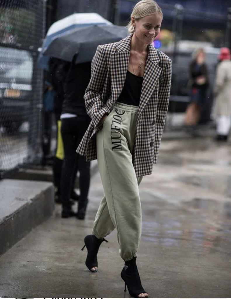 Blazer y jogger, la combinación más canchera de este invierno. Foto: Pinterest.