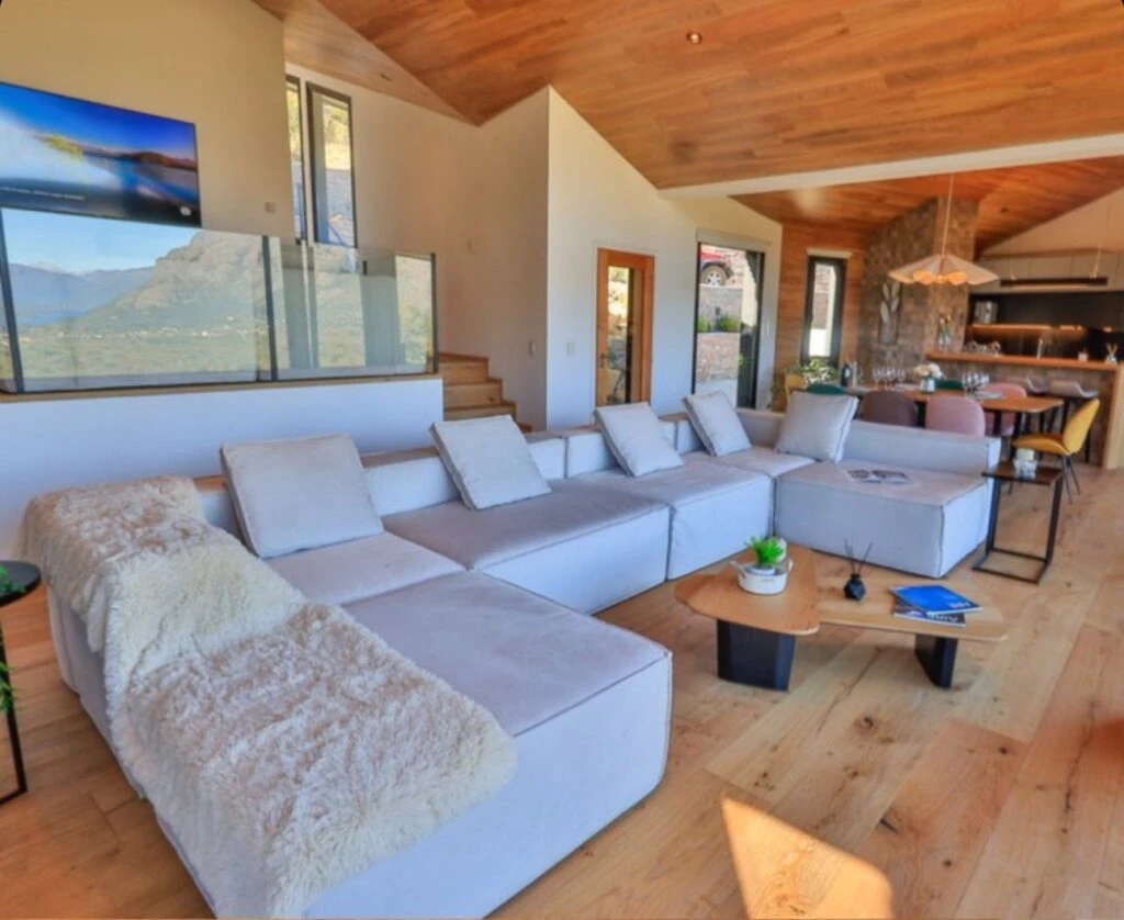 Así es el living del refugio de montaña de Iván de Pineda