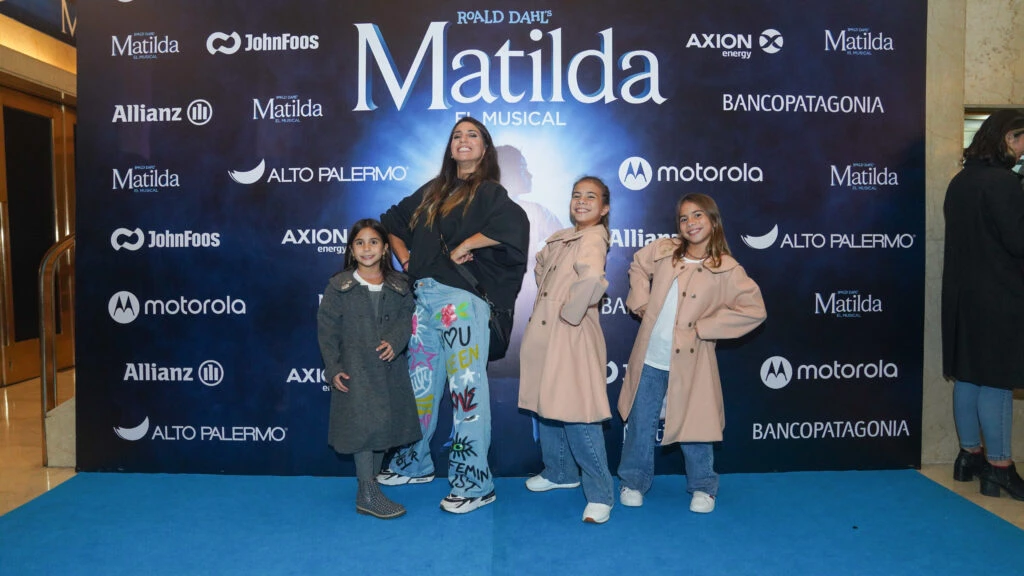 Cintia Fernández con sus hijas