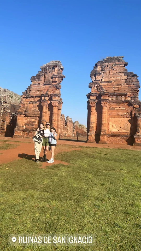 Nicole e hijas en ruinas de san ignacio, misiones