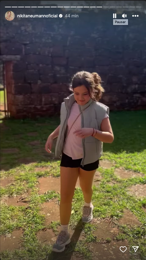 Nicole e hijas en ruinas de san ignacio, misiones