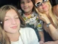 Nicole Neumann con Allegra y Sienna Cubero en Disney