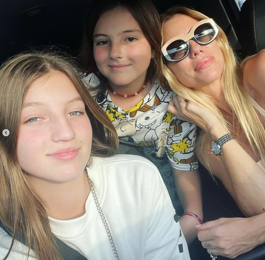 Nicole Neumann con Allegra y Sienna Cubero en Disney