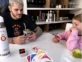 Mauro y Wanda juegan a las cartas con las nenas