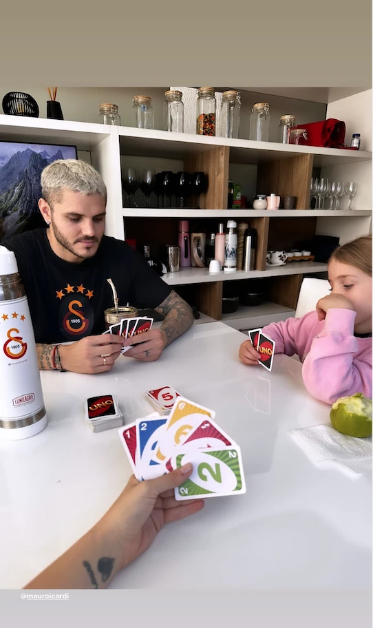 Mauro y Wanda juegan a las cartas con las nenas