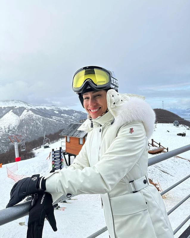 El look total white de Pampita en la nieve
