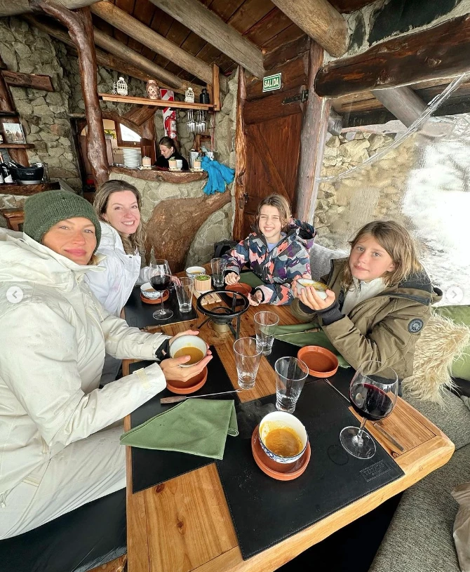 Gisele Bundchen en Bariloche con su hermana, su hija y su sobrina