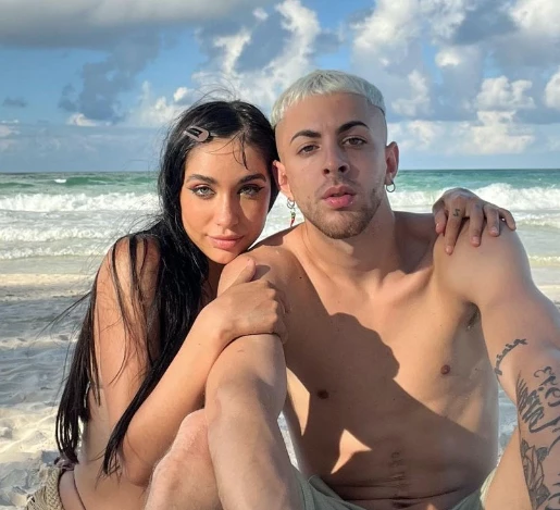 Maria Becerra se comprometió