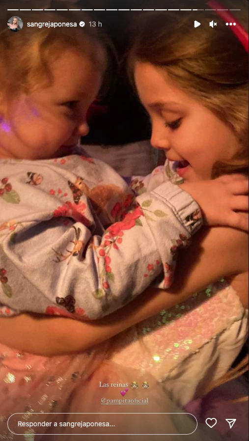 La China Suárez compartió una foto de Magnolia y Ana abrazadas.