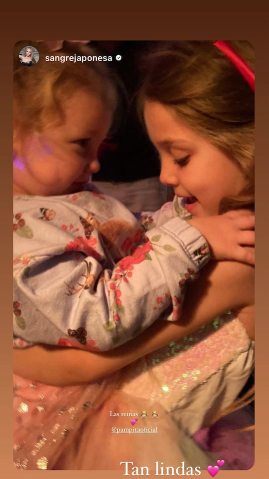 Pampita republicó la foto de Magnolia y Ana abrazadas.