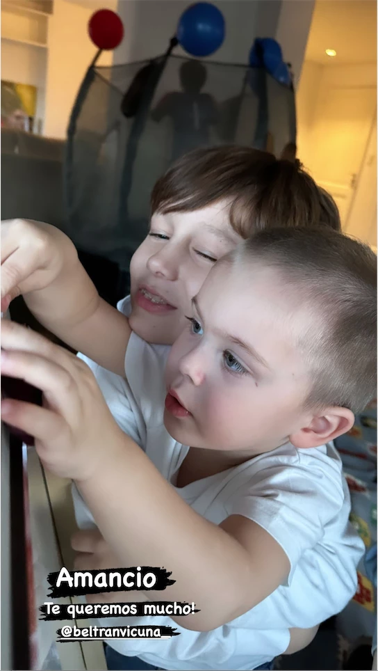 Beltrán Vicuña con Amancio Vicuña en el cumpleaños del más chiquito de los hijos del actor chileno y la China Suárez.