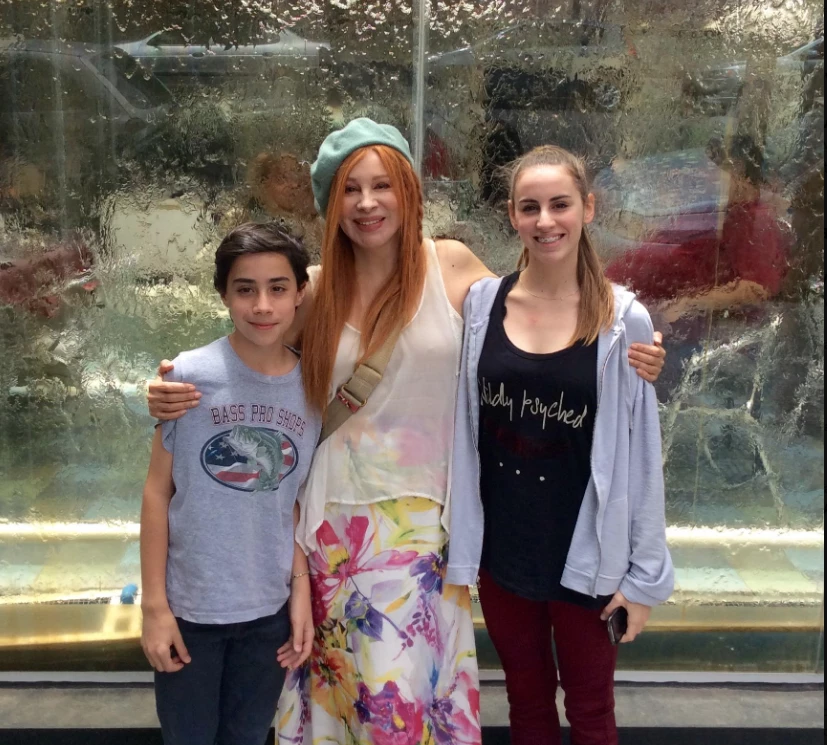 Nacha Guevara con sus nietos Tommy y Natalia Briski