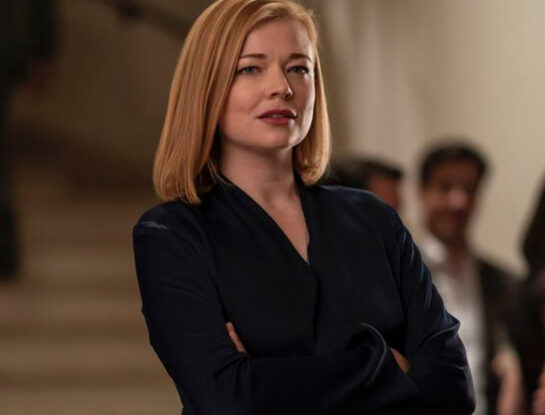 Cómo adoptar el estilo de lujo silencioso de Sarah Snook en la serie Succession en tu guardarropa