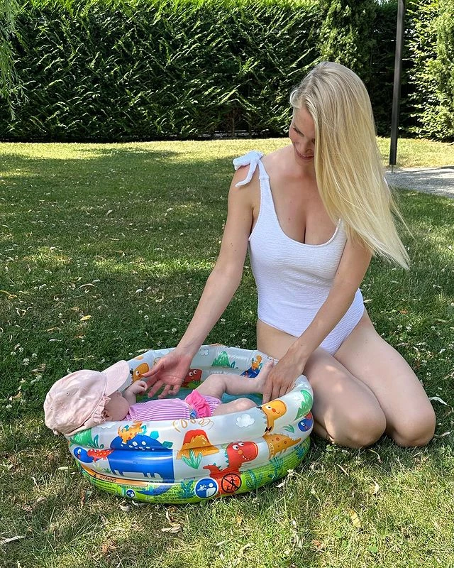 Daniela Christiansson y su beba en Suiza mientras Maxi López está en Argentina