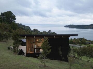 Así se diseñó una casa familiar prefabricada con vista al lago