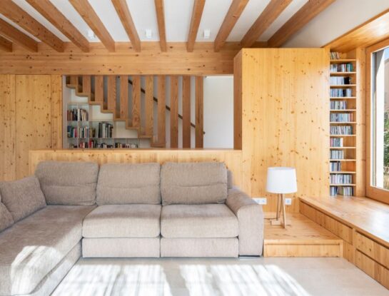 Una casa cálida y relajada construida con materiales sostenibles