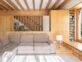 Una casa cálida y relajada construida con materiales sostenibles