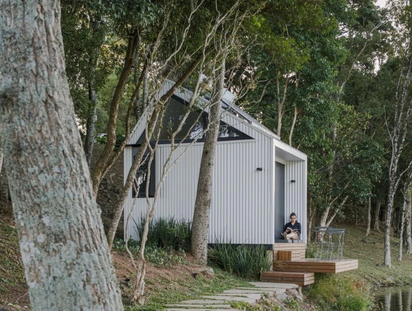Así se diseñó un mini refugio de vacaciones autosuficiente