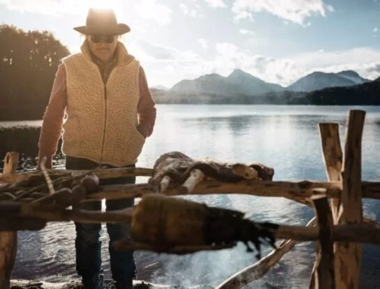 Así es la cabaña rústica de Francis Mallmann en la Patagonia: para vivir 7 días de pura desconexión y placer culinario
