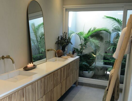 Un baño cálido y natural con un patio interno como protagonista