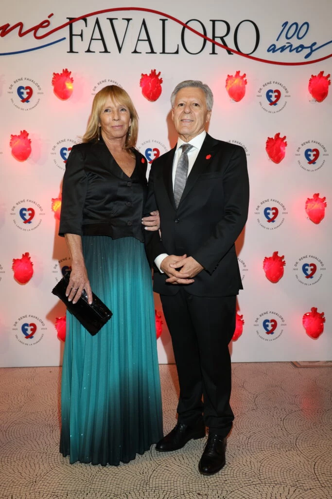 El cardiólogo Daniel López Rosetti y su mujer en la gala por los 100 años de René Favaloro en el Teatro Colón