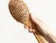 El cepillo de bambú evita el frizz y ayuda a nutrir el pelo