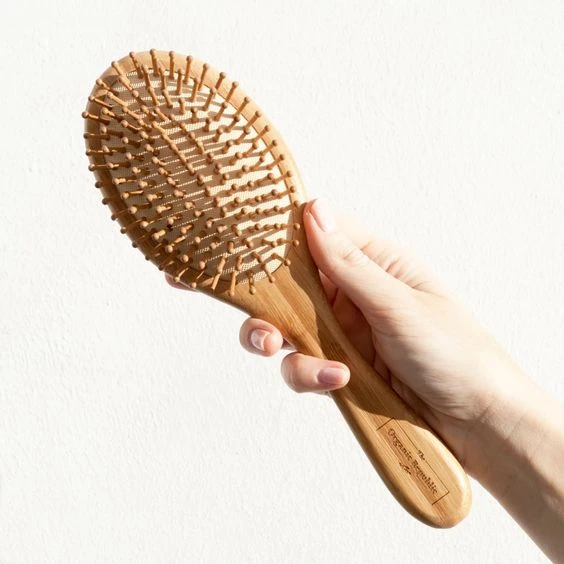 El cepillo de bambú evita el frizz y ayuda a nutrir el pelo