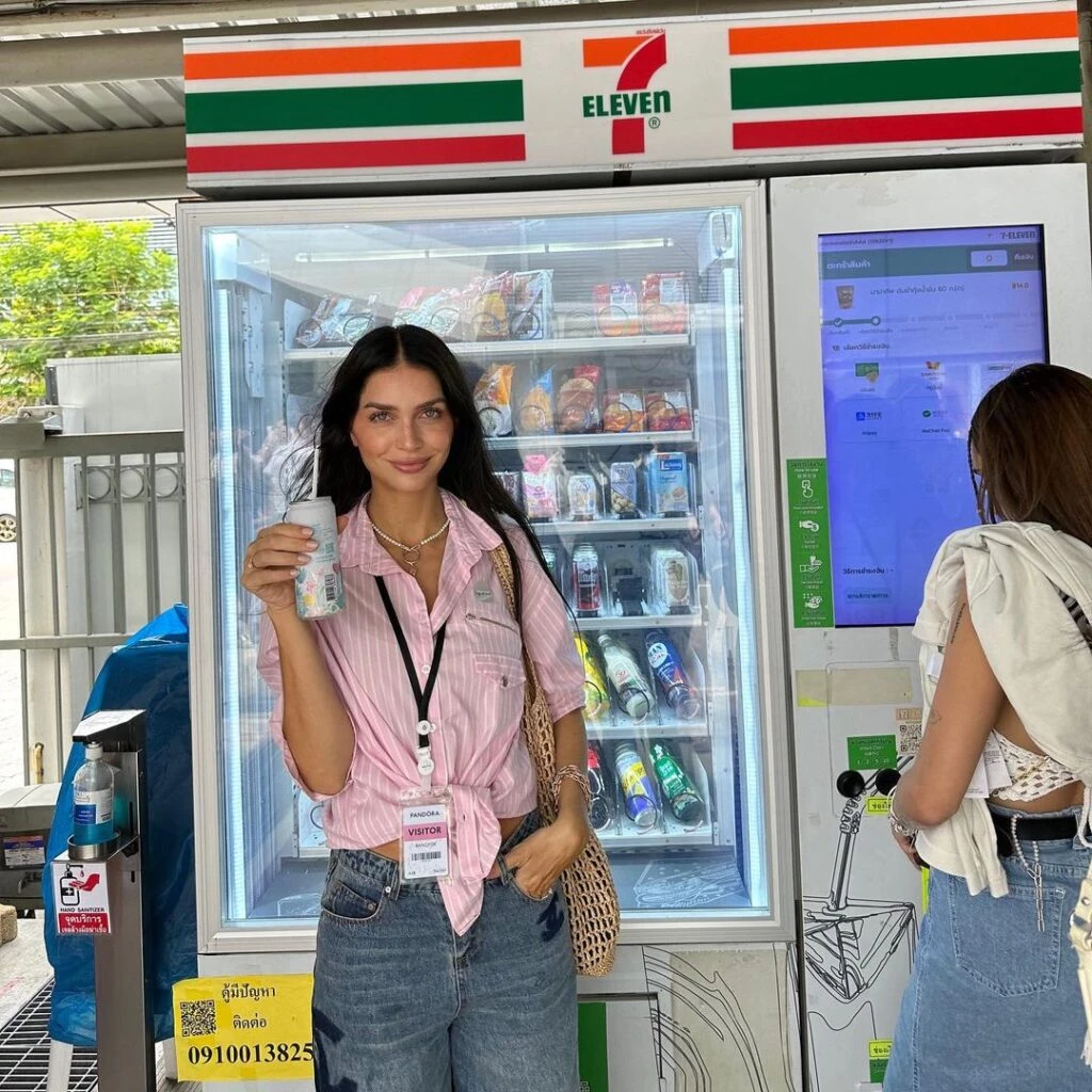 El look casual de Zaira Nara en Bangkok